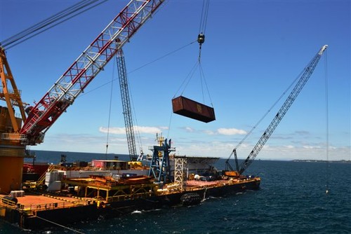 Container lifting 5 Jan - Rena Disaster - 5 January 2012 © Maritime NZ www.maritimenz.govt.nz